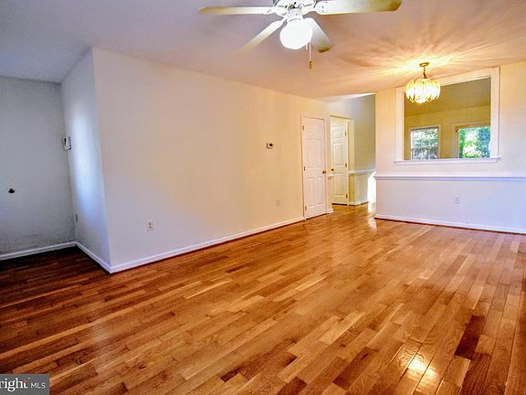 5th image of 32 Crystal Ln