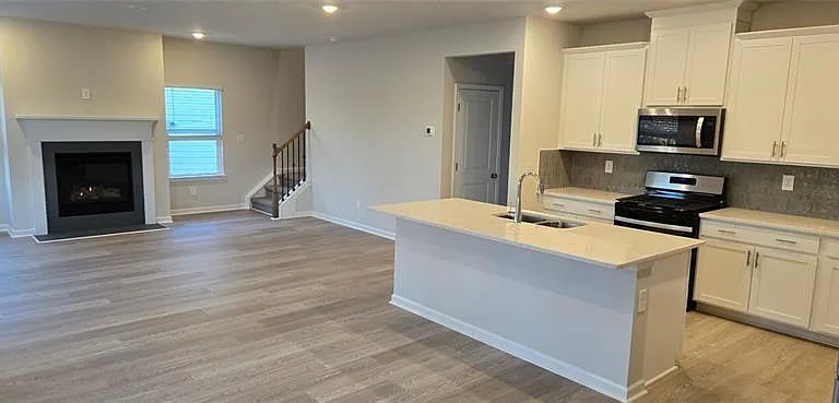 186 Meander Dr — Photo 2