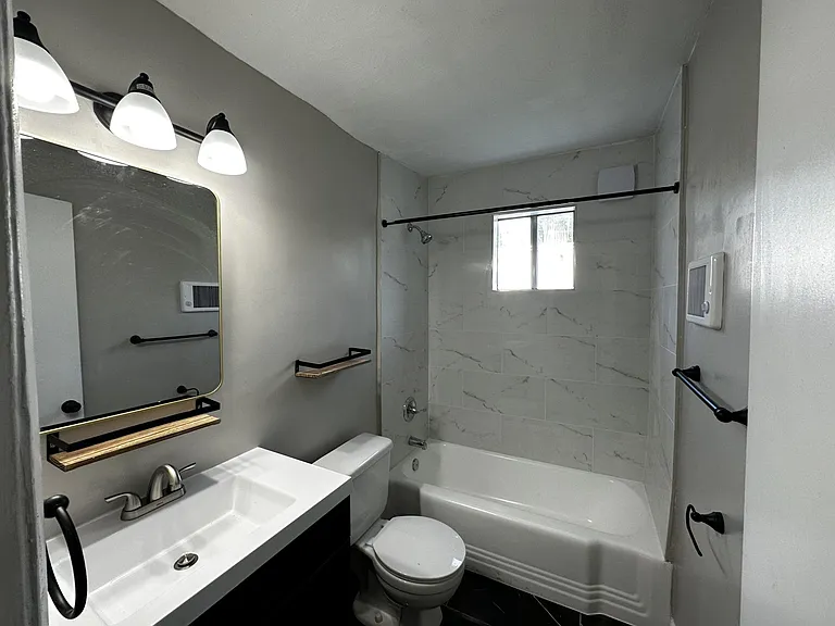 401 Warwick Ave — Photo 4