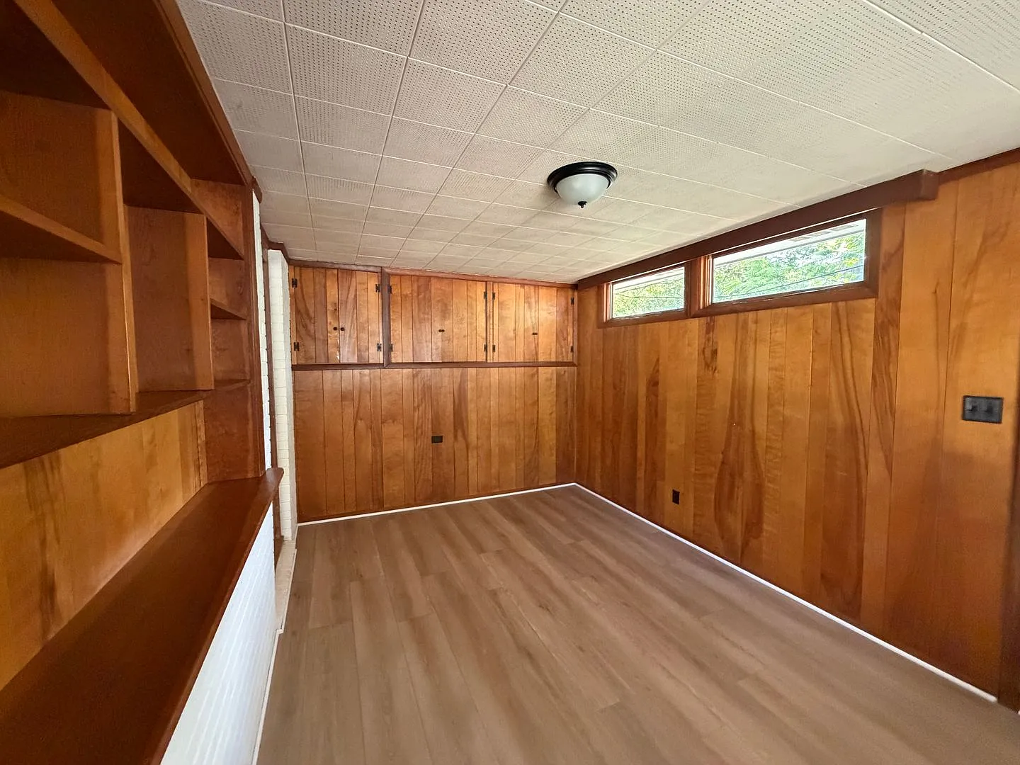 Classic 3BR/2BA Mid-Century Ranch on Ridge Road — Photo 3