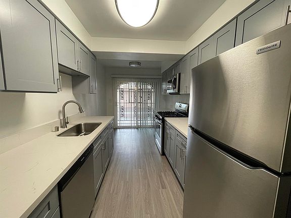 4th image of 400 Merrimac Way APT 24