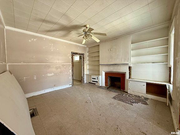 4th image of 256 Selden St