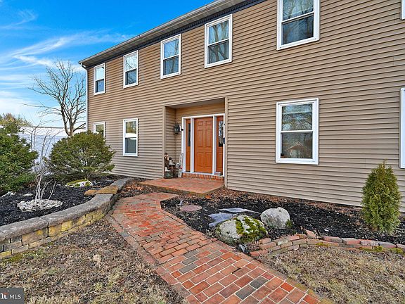 3rd image of 504 W Greenway St