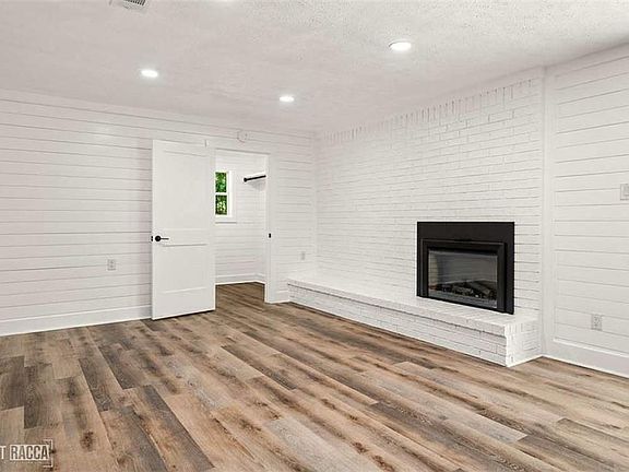 4th image of 122 Carl Cir
