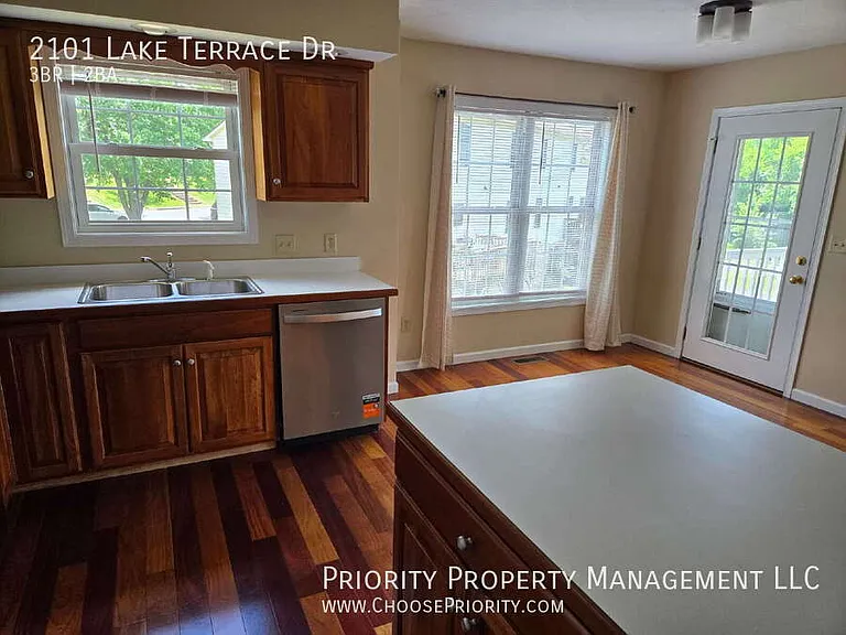 2101 Lake Terrace Dr — Photo 3
