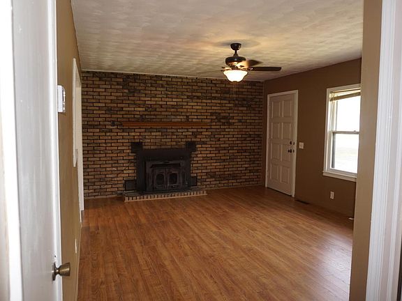 4th image of 320 N Dogwood St