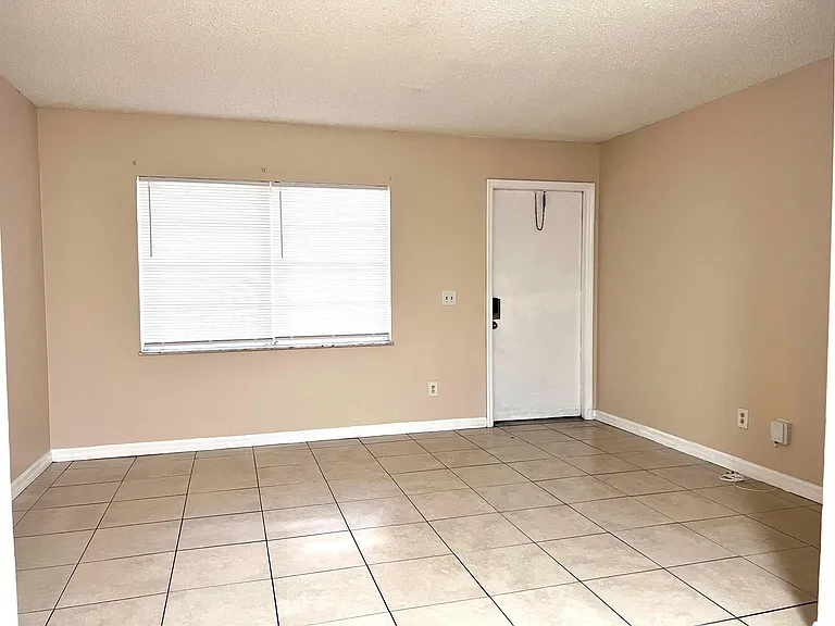 5004 La Salle St #B — Photo 2
