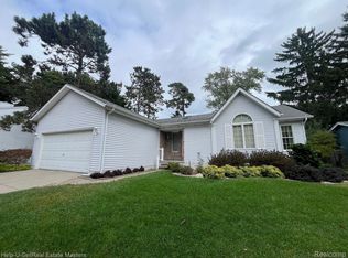 2816 W Village Ln, Port Huron, MI