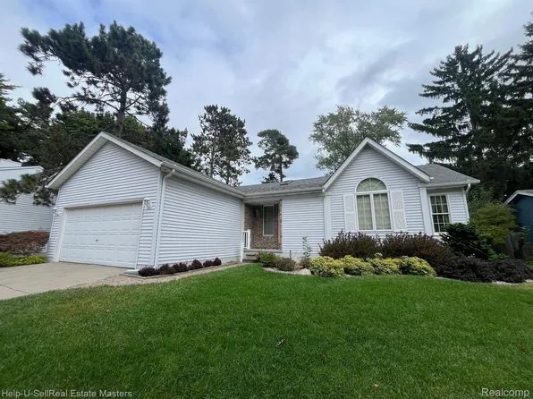 2816 W Village Ln, Port Huron, MI 48060