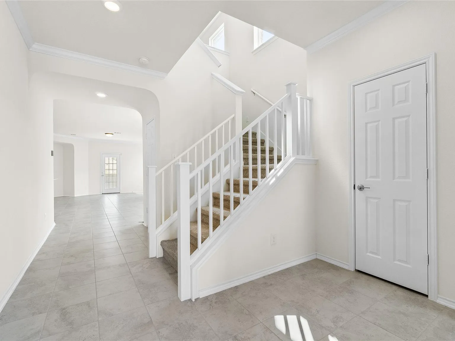 4 bed, 2.5 bath, 2466 sqft, $2,300 — Photo 2