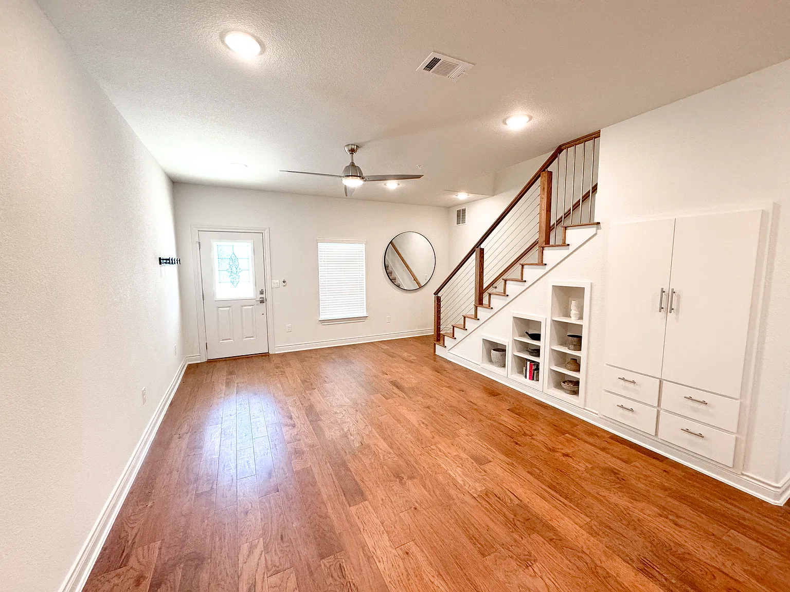 3 bed, 2.5 bath, 2014 sqft, $2,300 — Photo 2