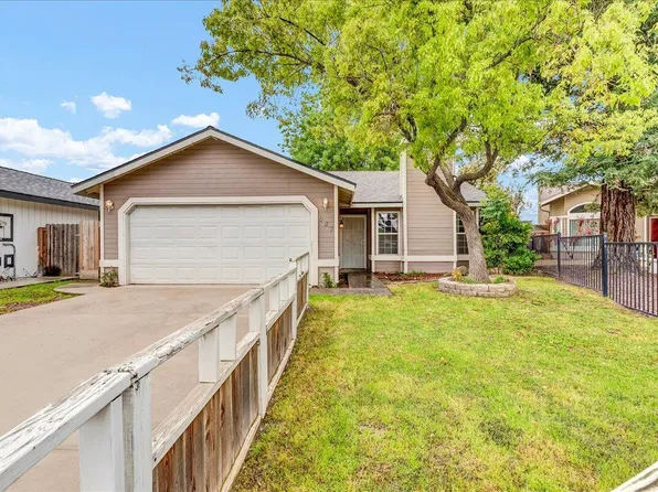 687 W Petunia Street, Farmersville, CA 93223