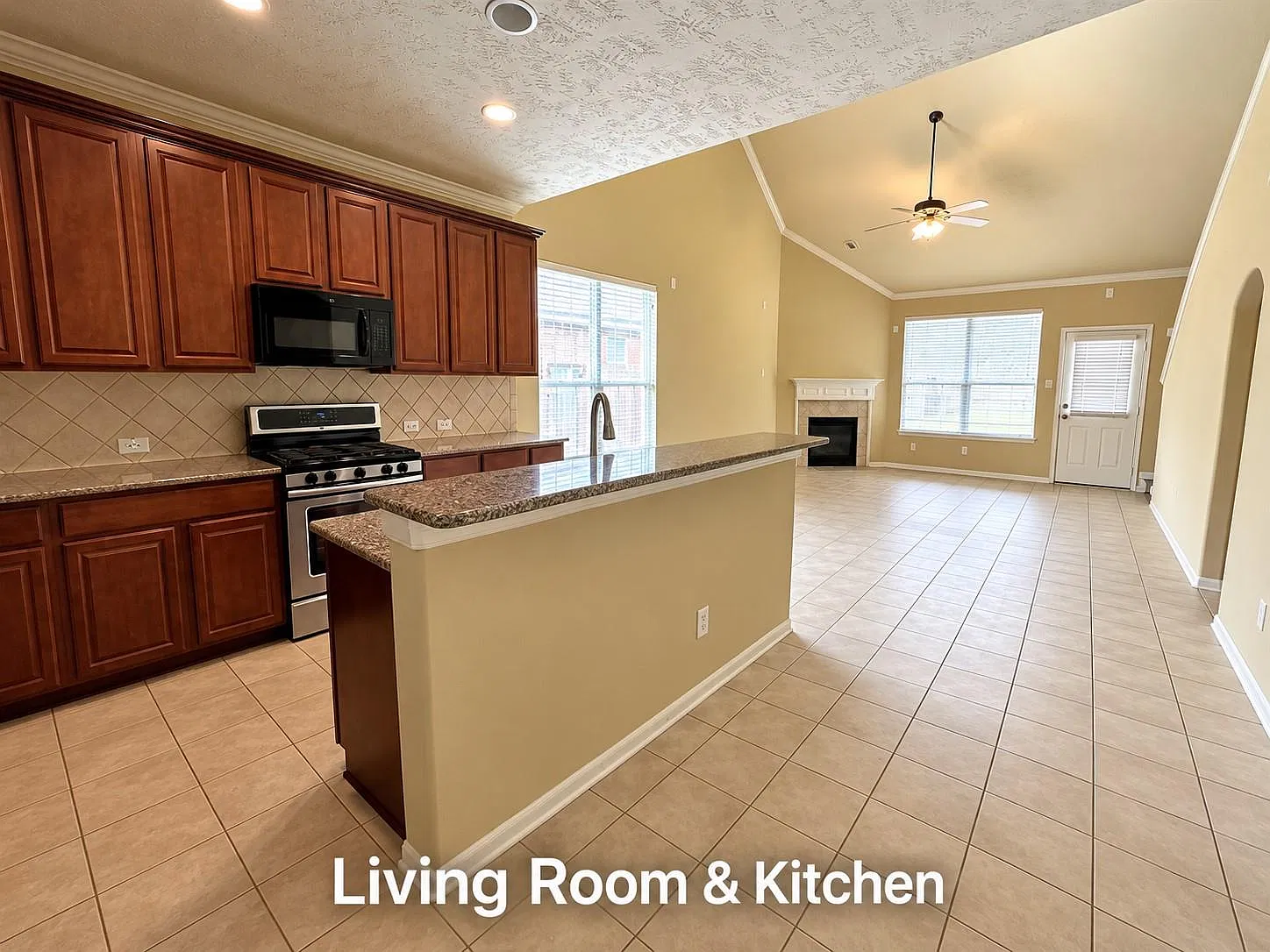 4 bed, 2.5 bath, 2432 sqft, $2,400 — Photo 3