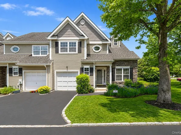 72 Paddington Circle, Smithtown, NY 11787