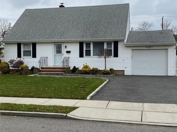 25 Woodhollow Rd, Albertson, NY 11507