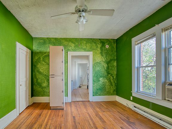 5th image of 915 W Hillcrest Dr