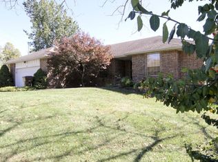 828 S Golden Meadows Dr, Nixa, MO 65714