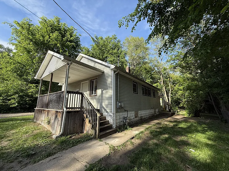 411 Irving Ave — Photo 2