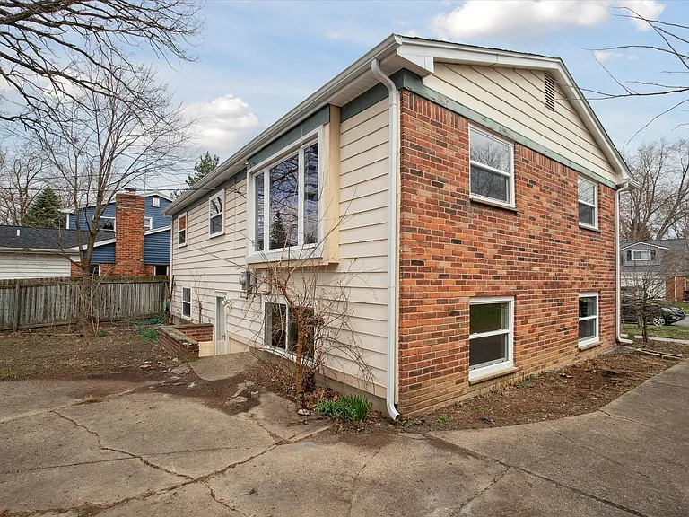 2728 Yost Blvd — Photo 41