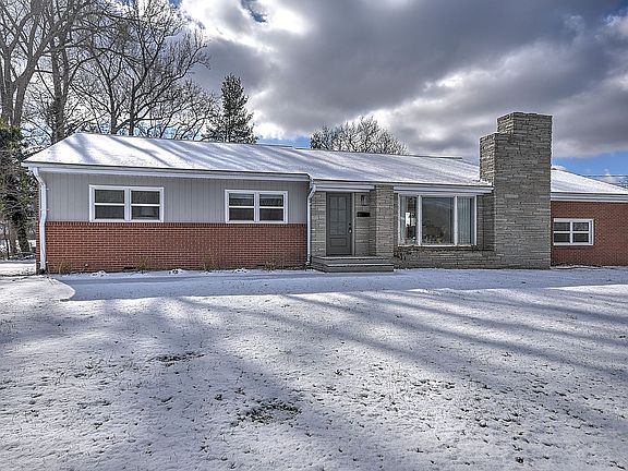 2nd image of 203 Dogwood Ln