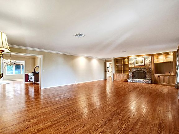 2nd image of 2600 NE 40 Street