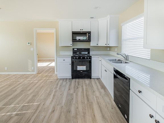 5th image of 760 E Kingsley Ave #B