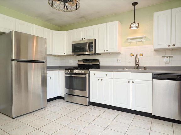 3rd image of 1137 Dammert Ave