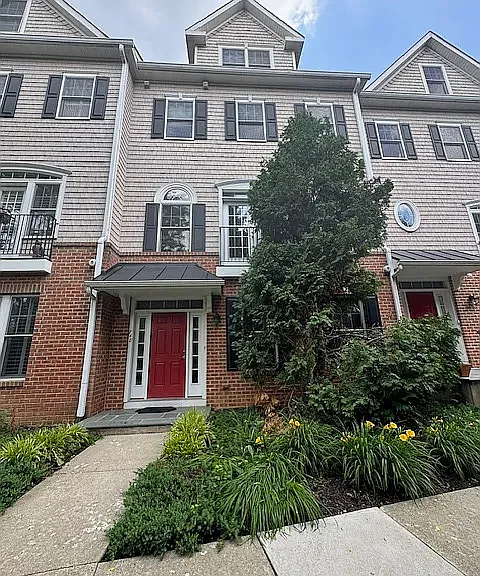 748 Moore Ave — Photo 1