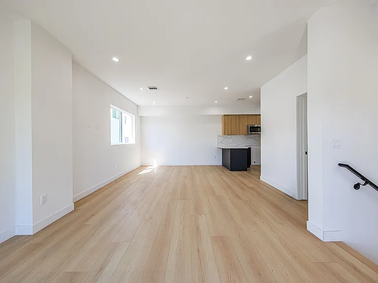 2847 S. Victoria Ave — Photo 13