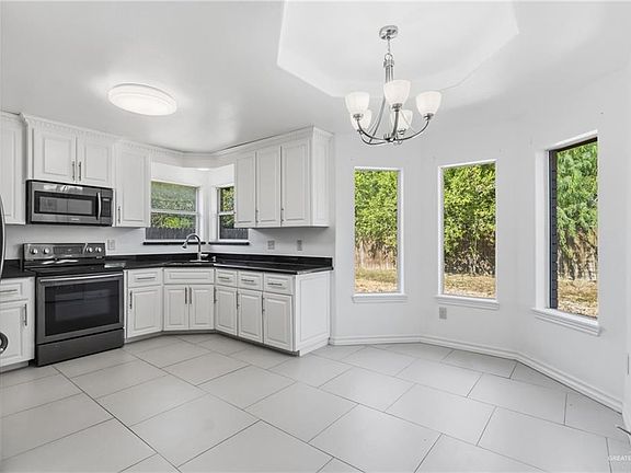 5th image of 555 Greystone Cir