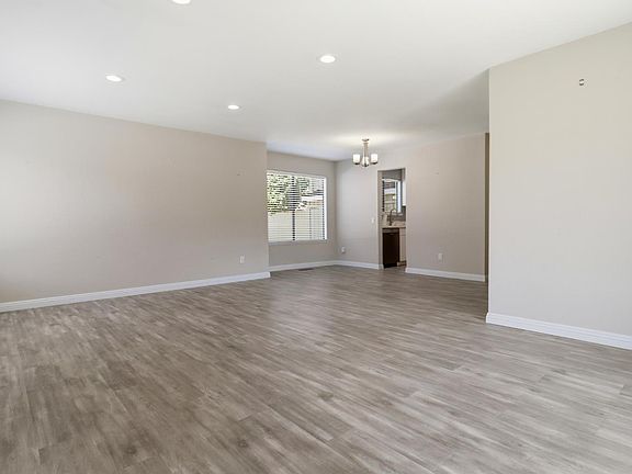4th image of 8 Lakeview Court