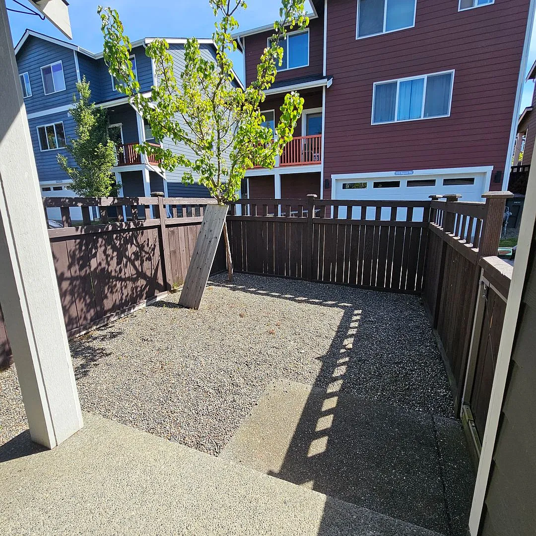 Beautiful 3-Bedroom Home Near Bases & Ferries with Fully Fenced Yard — Photo 4