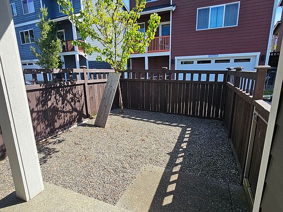 4th image of 2444 Seringa Ave