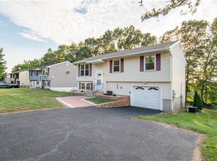 34 Tudor Ln, Naugatuck, CT 06770