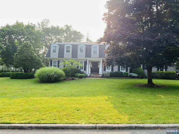 20 Buttonwood Pl, Upper Saddle River, NJ 07458