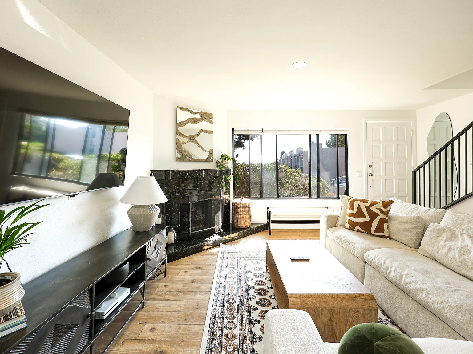 2 bed, 970 sqft, $3,995 — Photo 2