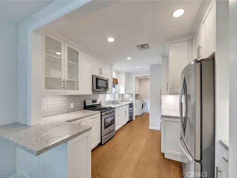 4833 Longridge Ave — Photo 10