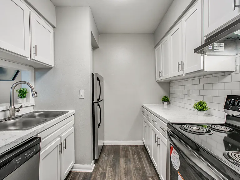 Bellaire Oaks Apartments — Photo 6