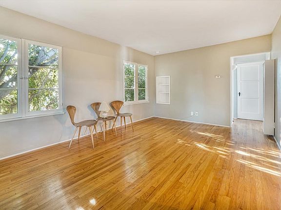 2nd image of 815 1/2 Crestmoore Pl