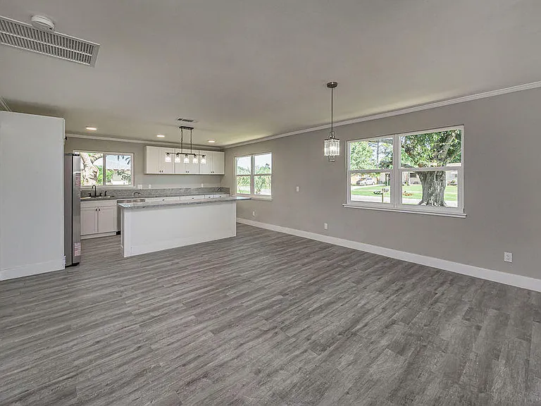 300 Riomar Dr — Photo 15