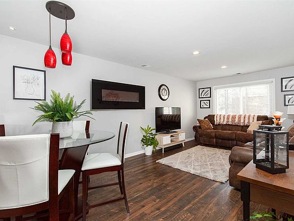 4th image of 210 Gregory Ct