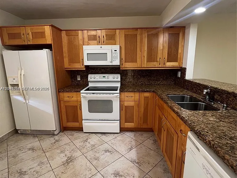 379 Lakeview Dr #205 — Photo 3