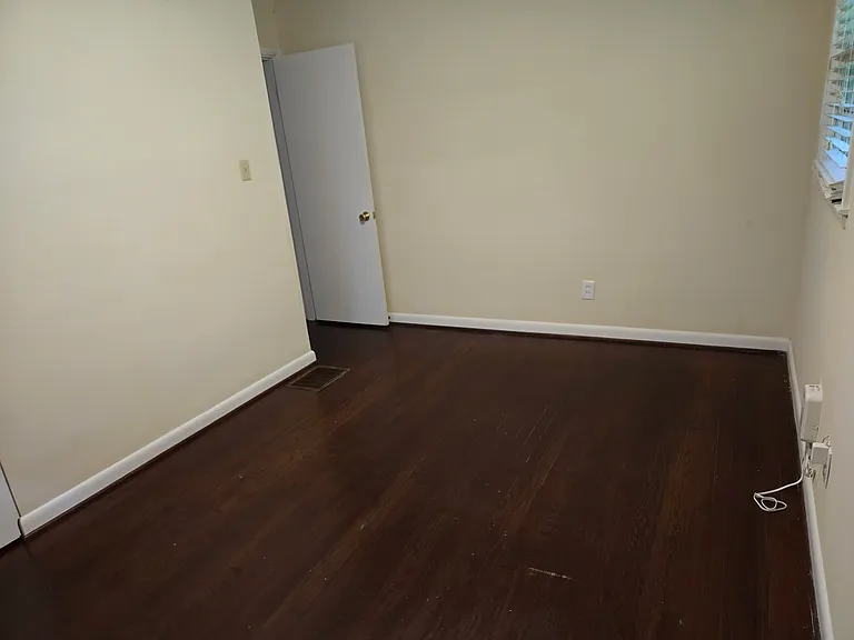 Larger bedroom on 1st level