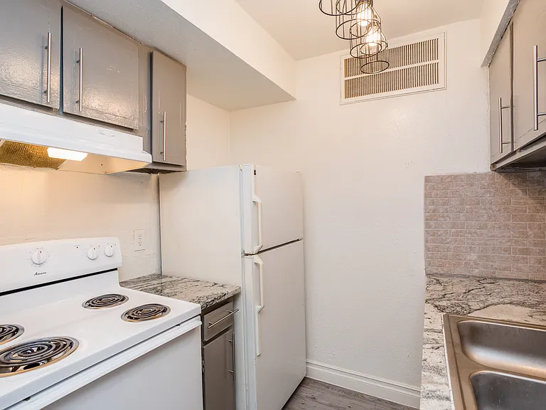 Camino Del Sol Apartments — Photo 38