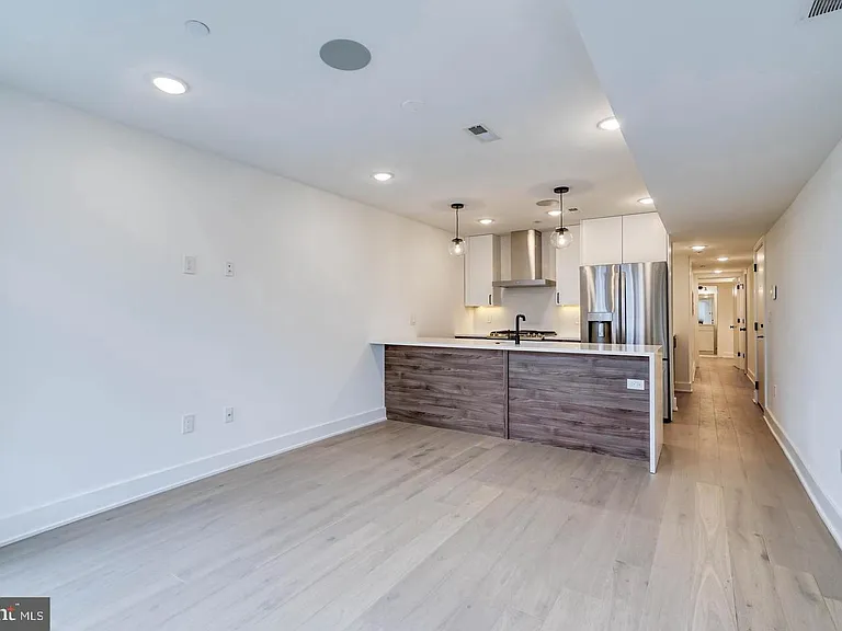 1519 Carpenter St #2 — Photo 3