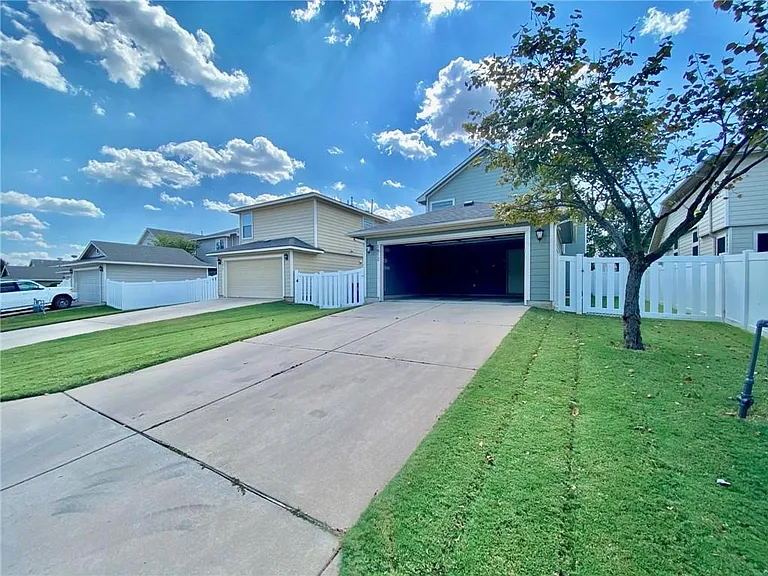 1812 Lost Maples Loop — Photo 36