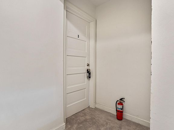 4th image of 904 N Ivy St APT 3