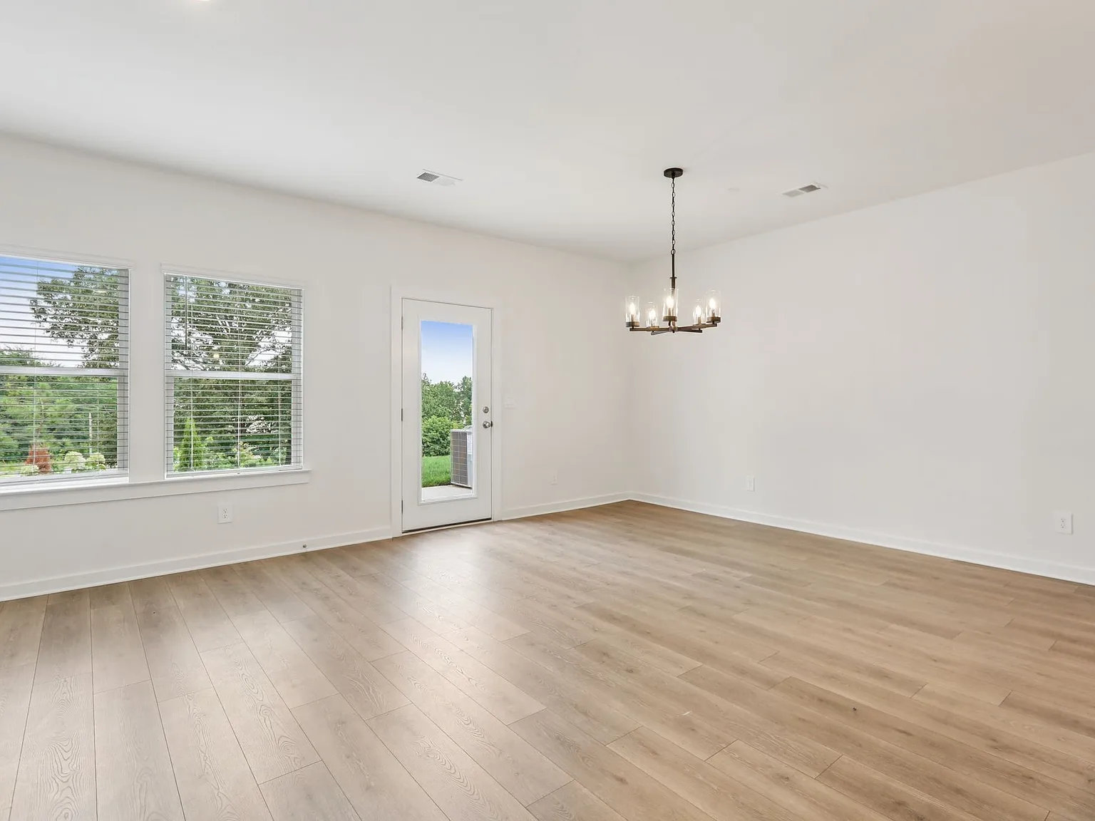 3 bed, 2.5 bath, 1646 sqft, $2,375 — Photo 2