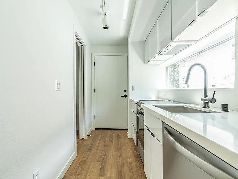 Beautiful Brand New Boutique Apartment Community — Photo 33