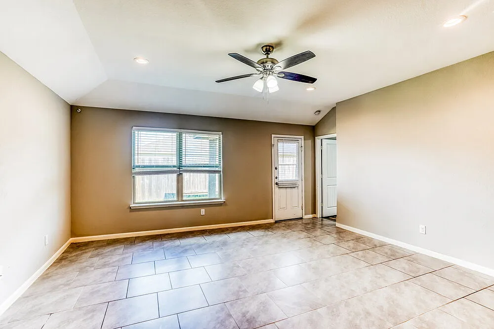 4 bed, 2.0 bath, 1833 sqft, $2,085 — Photo 4
